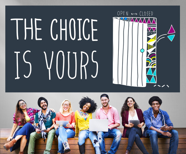 группа людей, использующих цифровые устройства
