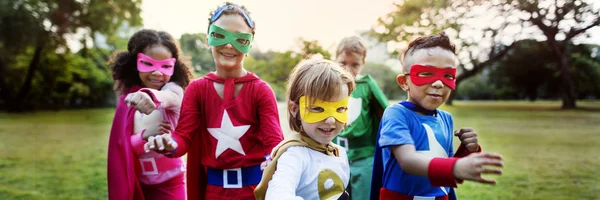 Super-herói crianças jogar ao ar livre — Fotografia de Stock