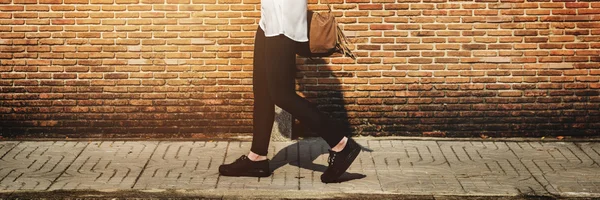Woman walking on street — Stock Photo, Image