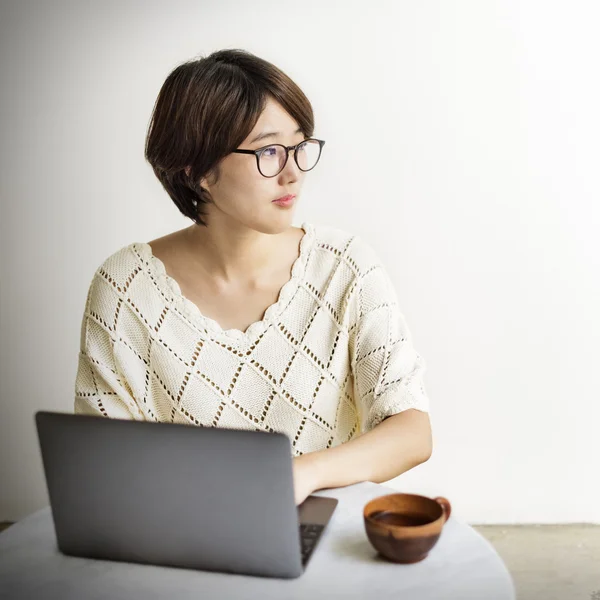 Vrouw te typen op notebook — Stockfoto