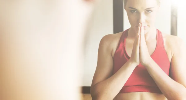 Vrouw die yoga doet — Stockfoto