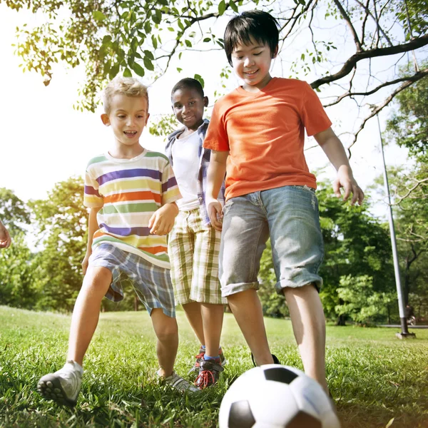 Los niños juegan fútbol —  Fotos de Stock