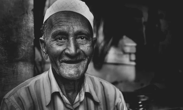 Índio sênior homem sorrindo — Fotografia de Stock