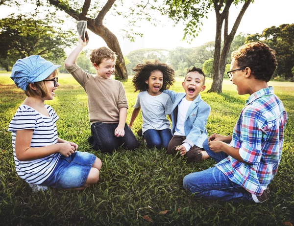 Crianças felizes brincando no parque — Fotografia de Stock