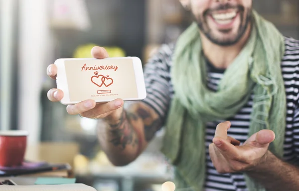 Mann hält Smartphone in der Hand — Stockfoto