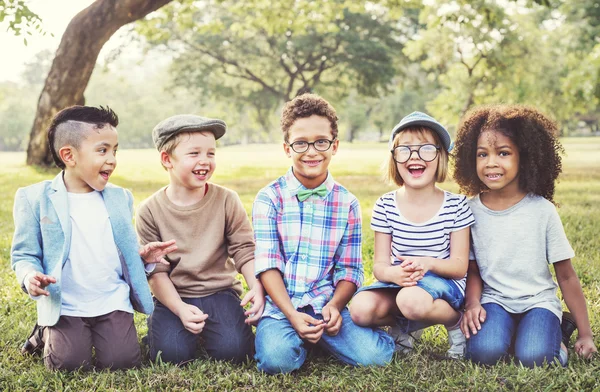 Crianças felizes brincando no parque — Fotografia de Stock