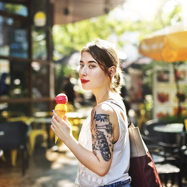 Жінка їсть морозиво — стокове фото