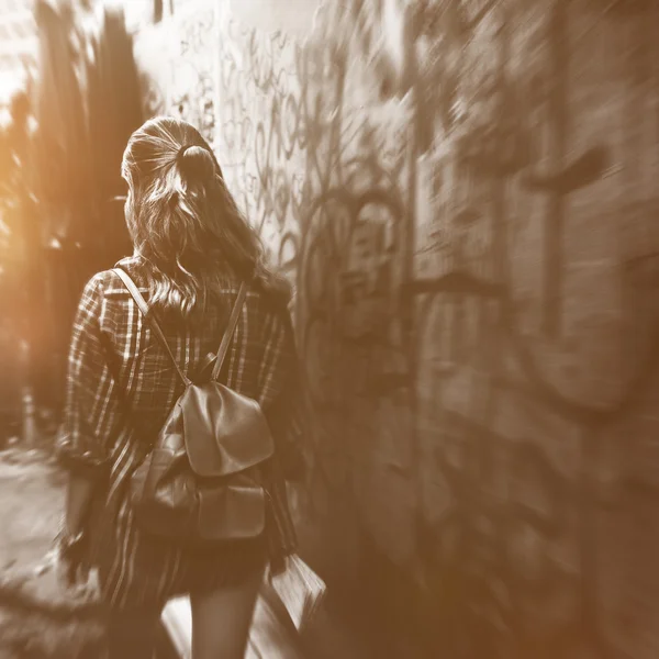 Meisje lopen in het steegje — Stockfoto