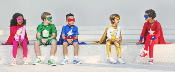 Supereroe Bambini che giocano insieme — Foto Stock