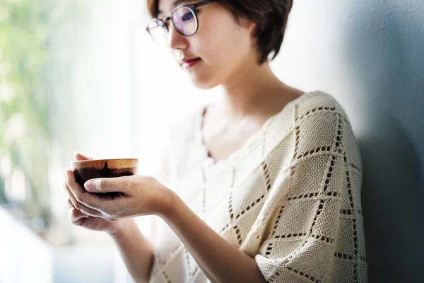 Lány csésze teát — Stock Fotó