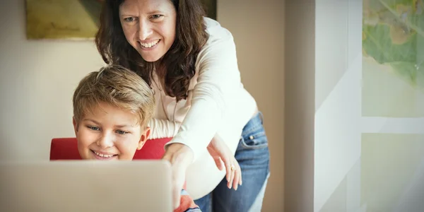 Mãe e filho passando tempo juntos — Fotografia de Stock