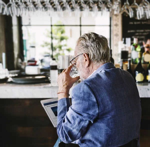 Schöner Geschäftsmann im Café — Stockfoto