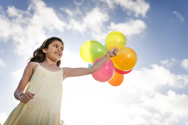 Renkli balon ile oynayan kız — Stok fotoğraf