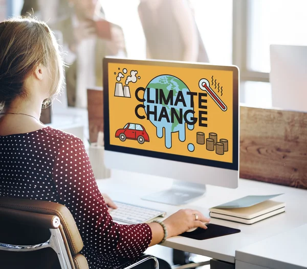 Işkadını üstünde bilgisayar iklim değişikliği ile çalışma — Stok fotoğraf