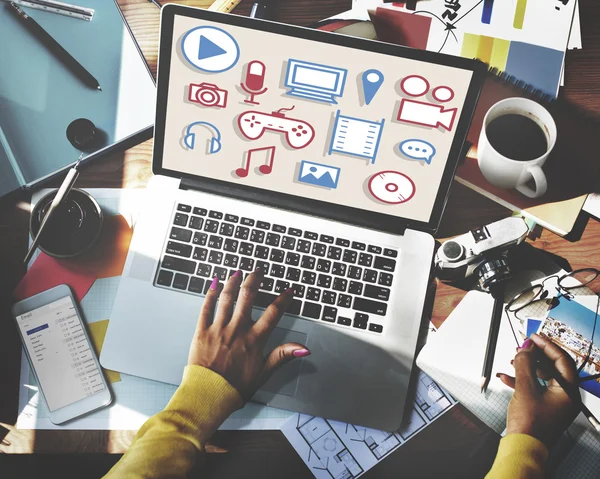 Woman working with computer — Stock Photo, Image