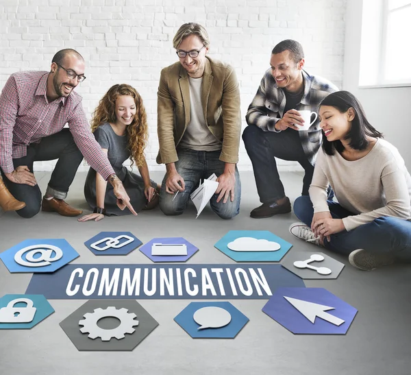 Designers travaillant avec affiche et communication — Photo