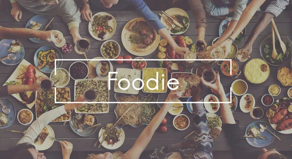 Persone e cibo con Foodie — Foto Stock