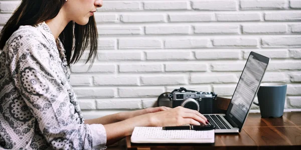 Vrouw met laptop — Stockfoto