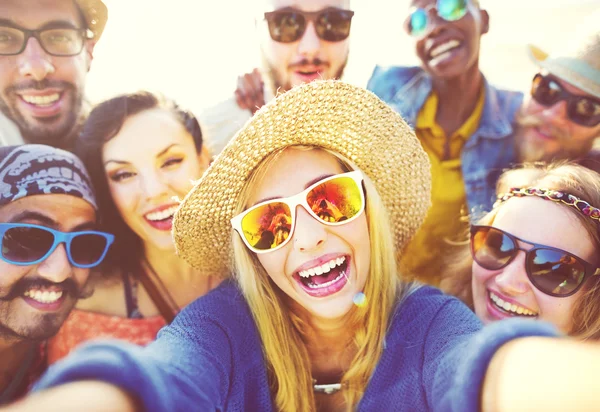 Vrienden en zomer partij — Stockfoto