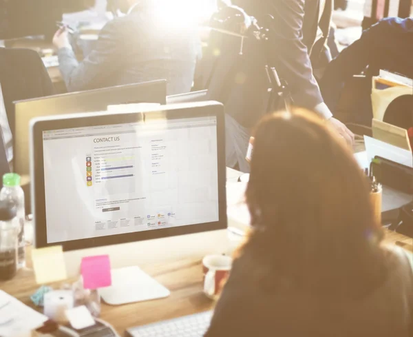 Zakenvrouw werken met computer — Stockfoto