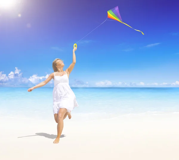 Woman relaxing on beach — Stock Photo, Image