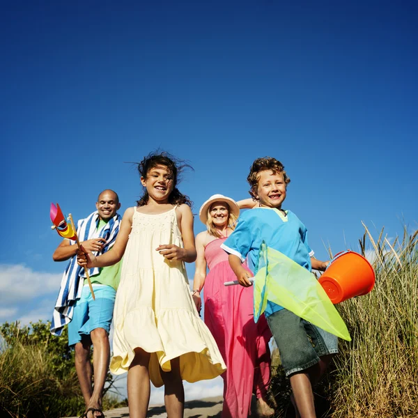 Prachtige familie samen buiten — Stockfoto