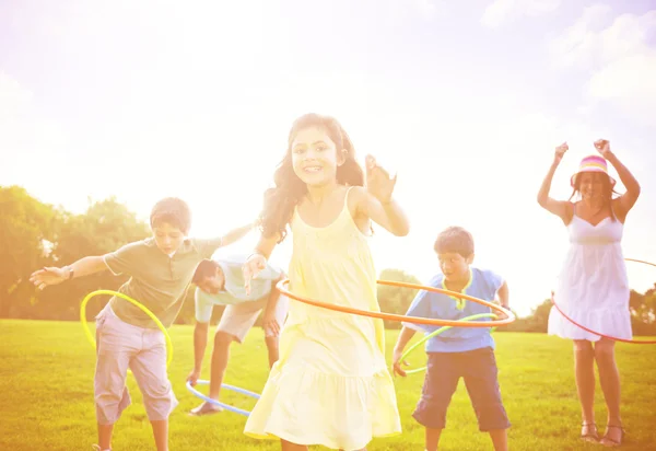 Familie doen oefening met hula hoops — Stockfoto