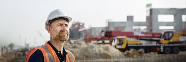 İnşaat işçisi yapı planı bakıyor — Stok fotoğraf