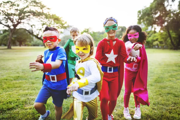 Дети-супергерои играют под открытым небом — стоковое фото