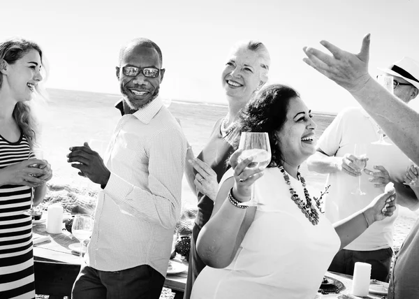 Grupp av olika personer på fest — Stockfoto