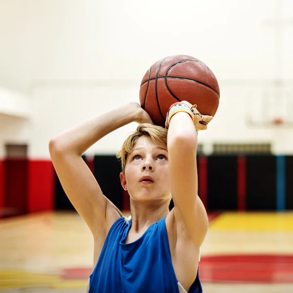 Esportivo Ensinando Garoto a Jogar Basquete Lá Fora Imagem de Stock -  Imagem de divertimento, objetivo: 216521365