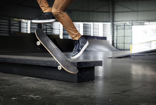 Mann fährt auf Skateboard — Stockfoto