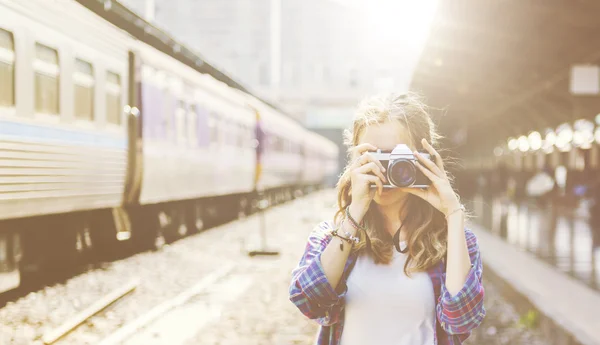 Mädchen macht Fotos, inspiriert Konzept — Stockfoto