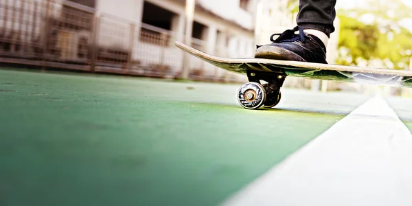Чоловік їде на скейтборді — стокове фото