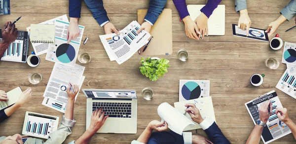 Colleghi durante la riunione in ufficio occupato — Foto Stock