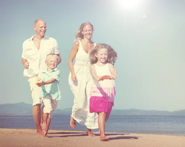 Glückliche Familie mit Kindern am Strand — Stockfoto