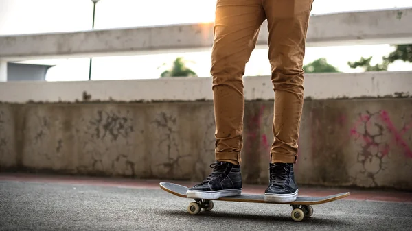 Muž jízda na skateboardu — Stock fotografie