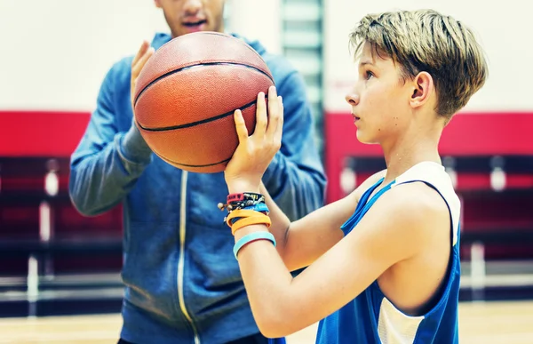 Olahraga mengajar anak laki-laki bermain basket — Stok Foto