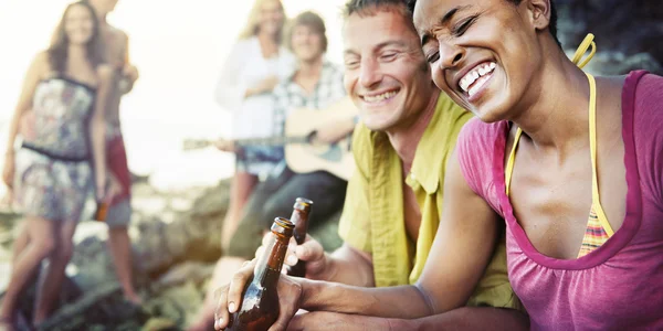 Människor njuta av beach party — Stockfoto