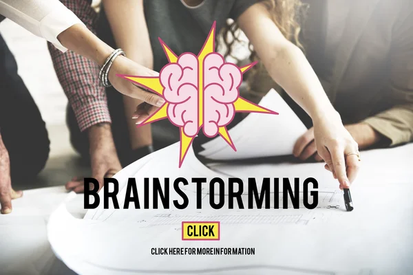 Designer che lavorano con poster e brainstorming — Foto Stock