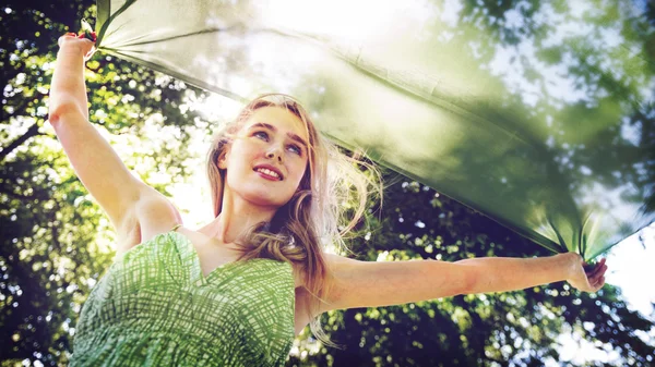 Mujer Relájate en la naturaleza — Foto de Stock