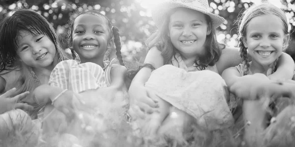 Multiethnische Kinder im Freien — Stockfoto