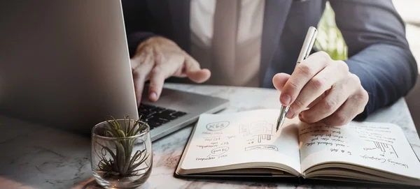 Zakenman werken met computer — Stockfoto