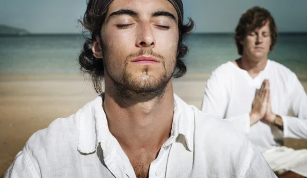 Ember csinál jóga a meditáció, a strandon — Stock Fotó
