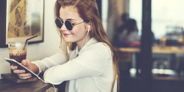 Femme utilisant un téléphone intelligent — Photo