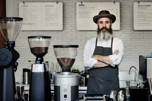 Barista de pie cerca de la máquina de café —  Fotos de Stock