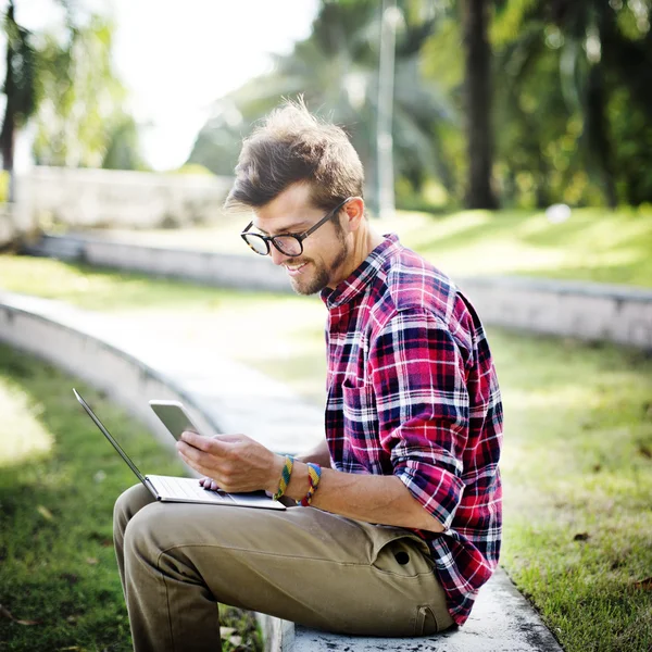 Retrato de homem com laptop e smartphone — Fotografia de Stock