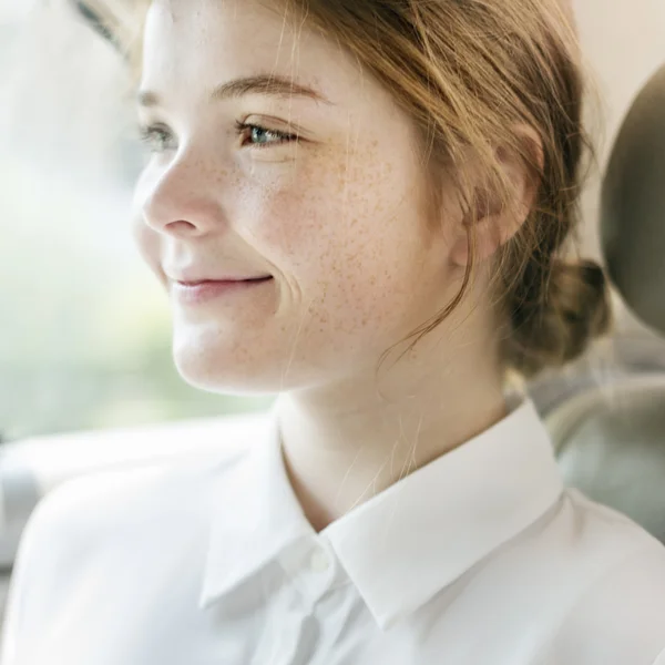 Chica con pecas en la cara — Foto de Stock