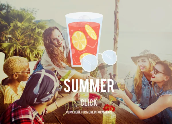 Jóvenes que beben al aire libre — Foto de Stock