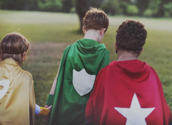 Super-herói crianças jogar ao ar livre — Fotografia de Stock